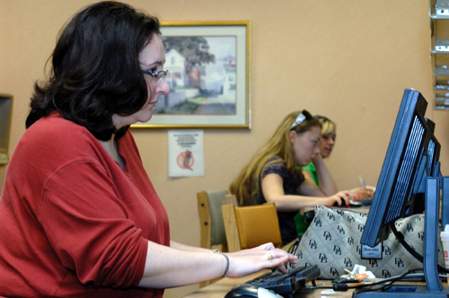 IN DEMAND: Federal money will help pay for 730 new computers for library systems across Rhode Island. Above from left, Carrie Simonelli, Holly Link and Erin O’Brien use computers at the main branch of the Cranston Public Library. / IN DEMAND: Federal money will help pay for 730 new computers for library systems across Rhode Island. Above from left, Carrie Simonelli, Holly Link and Erin O’Brien use computers at the main branch of the Cranston Public Library. /