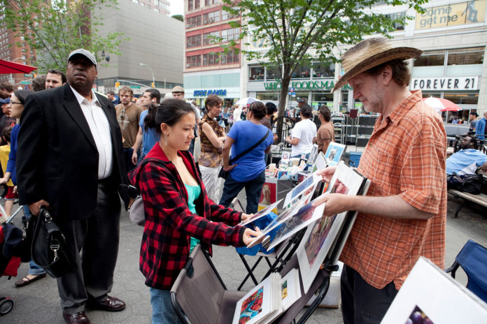 AMERICAN HOUSEHOLDS gave signs in May that they are gaining confidence in the economic recovery, as consumer spending increased 0.2 percent, more than expected by economists. / AMERICAN HOUSEHOLDS gave signs in May that they are gaining confidence in the economic recovery, as consumer spending increased 0.2 percent, more than expected by economists. /