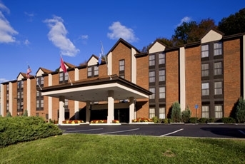 THE 70,209-SQUARE-FOOT Four Points by Sheraton Norwalk contains 127 guest rooms, meeting space, fitness center and a newly renovated restaurant and lounge. / THE 70,209-SQUARE-FOOT Four Points by Sheraton Norwalk contains 127 guest rooms, meeting space, fitness center and a newly renovated restaurant and lounge. /