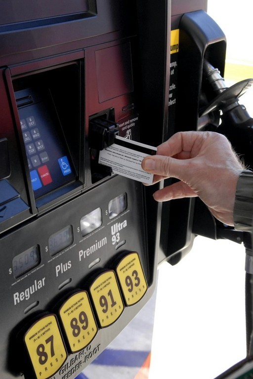 GASOLINE PRICES jumped 5 cents in Rhode Island in the AAA's Nov. 15 survey. / GASOLINE PRICES jumped 5 cents in Rhode Island in the AAA's Nov. 15 survey. /