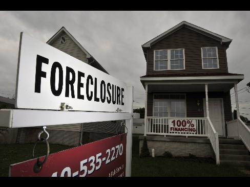 IN LINE WITH A national trend, the number of foreclosure notices in Rhode Island dropped 39.6 percent in November compared with the same month last year, RealtyTrac Inc. said Thursday. / IN LINE WITH A national trend, the number of foreclosure notices in Rhode Island dropped 39.6 percent in November compared with the same month last year, RealtyTrac Inc. said Thursday. /