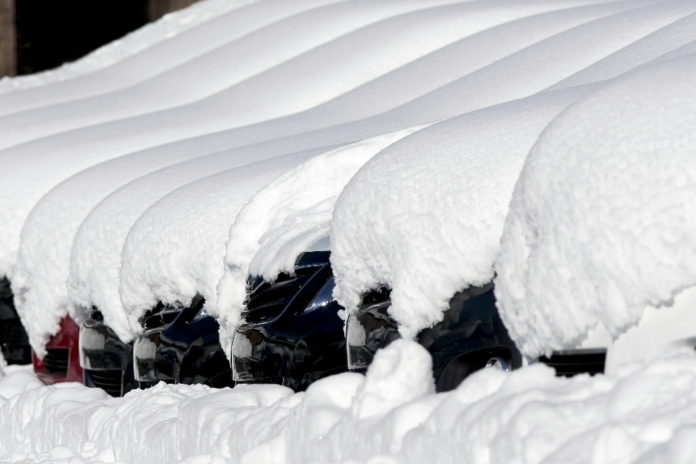 Oil advanced in early Monday trading as temperatures fell and storms blanketed the East Coast with snow, raising demand for heating fuels, said Bloomberg News. / 