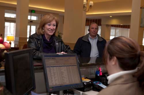 BUSINESS CLASS: Karen Brock Amoah, a business traveler from Maryland, checks out of the Hilton Garden Inn in Warwick. Seated is hotel employee Kimberly Rojas. / BUSINESS CLASS: Karen Brock Amoah, a business traveler from Maryland, checks out of the Hilton Garden Inn in Warwick. Seated is hotel employee Kimberly Rojas. /