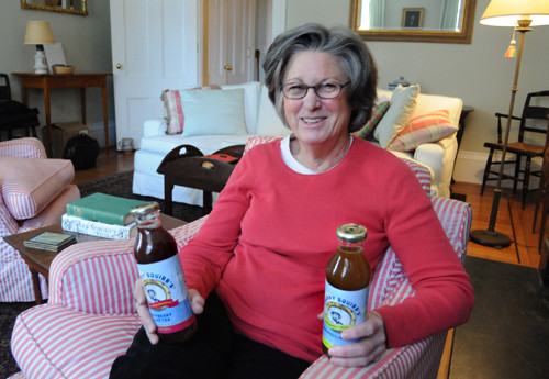 TO A TEA: Robin Squibb, founder of Granny Squibb Co., shows off her 2-year-old company’s trademark product, Granny Squibb’s Iced Teas. / TO A TEA: Robin Squibb, founder of Granny Squibb Co., shows off her 2-year-old company’s trademark product, Granny Squibb’s Iced Teas. /