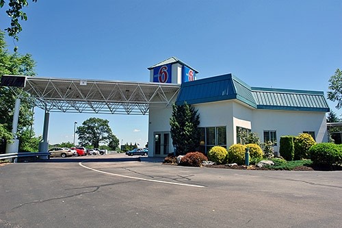 A GROUP OF investors, including California-based Hanford Hotels, owns the 62,287-square-foot, 121-room Motel 6 in Warwick. / A GROUP OF investors, including California-based Hanford Hotels, owns the 62,287-square-foot, 121-room Motel 6 in Warwick. /