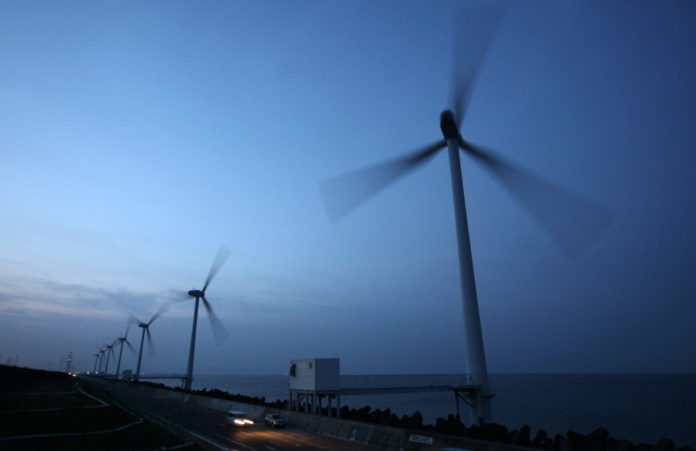 TWO FIRMS NOW want to develop wind farms off the coast of Rhode Island. / BLOOMBERG NEWS FILE PHOTO TOMOHIRO OHSUMI TWO FIRMS NOW want to develop wind farms off the coast of Rhode Island. / BLOOMBERG NEWS FILE PHOTO TOMOHIRO OHSUMI