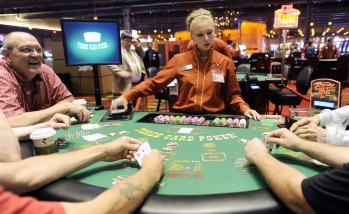 PATRONS play poker at the Sands Casino Resort in Bethlehem, Pa. / BLOOMBERG NEWS FILE PHOTO/BRADLEY C. BOWER