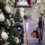 SALES at U.S. retailers rose 4.5 percent last week from a year earlier, as shoppers snapped up last minute purchases for Christmas and took advantage of some chains extending hours. / BLOOMBERG NEWS FILE PHOTO ANDREY RUDAKOV