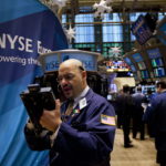 Traders work on the floor of the New York Stock Exchange in New York. / BLOOMBERG NEWS FILE PHOTO JIN LEE
