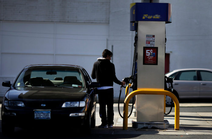FILLING UP: U.S. consumers are more comfortable about their own financial situations, meaning they are not being deterred by recent rises in the price of gasoline. Rhode Island saw prices not rise in the last week, the first time in 2012 that had occurred. / BLOOMBERG NEWS FILE PHOTO/VICTOR J. BLUE