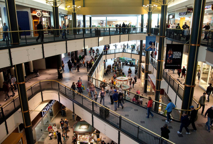 U.S. STOCKS rise as consumer confidence climbs. Shoppers walk around the Mall of America in Bloomington, Minnesota, U.S. / BLOOMBERG FILE PHOTO/ARIANA LINDQUIST