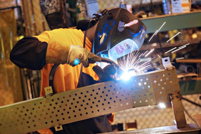 THE PRODUCTIVITY of U.S. workers fell more than initially estimated in the first quarter as labor costs climbed, indicating companies may pause before bringing on new employees. / BLOOMBERG FILE PHOTO/ANDREW HARRER THE PRODUCTIVITY of U.S. workers fell more than initially estimated in the first quarter as labor costs climbed, indicating companies may pause before bringing on new employees. / BLOOMBERG FILE PHOTO/ANDREW HARRER