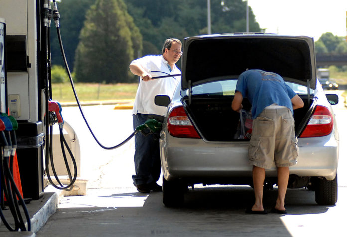 RHODE ISLAND'S gasoline price dropped three more cents this week in the 10th consecutive week of declines, according to AAA Southern New England. / BLOOMBERG FILE PHOTO/KIM TYLER RHODE ISLAND'S gasoline price dropped three more cents this week in the 10th consecutive week of declines, according to AAA Southern New England. / BLOOMBERG FILE PHOTO/KIM TYLER