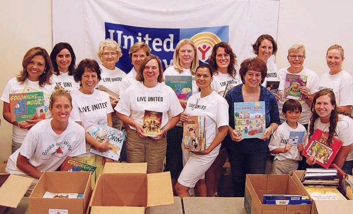 UNITED WAY’S WOMEN’S LEADERSHIP COUNCIL staff and partners gather to 
celebrate the donation of more than 13,000 books for local children.