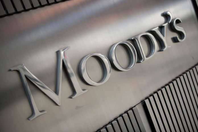 THE MOODY'S INVESTORS SERVICE INC. logo is displayed outside of the company's headquarters in New York. / BLOOMBERG FILE PHOTO/SCOTT EELLS