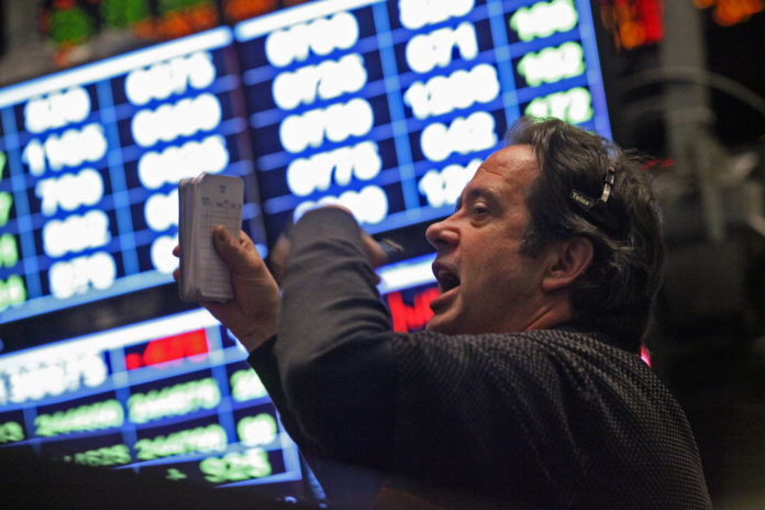 STOCKS ROSE IN THE U.S. as American jobless claims slid to a four-year low.  / BLOOMBERG FILE PHOTO/TIM BOYLE