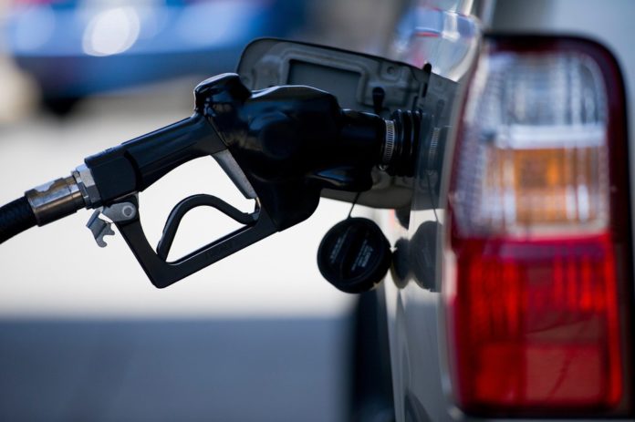 THE PRICE FOR A GALLON of unleaded regular dropped 6 cents in Rhode Island and 7 cents in Massachusetts to $3.89 and $3.77, respectively. / BLOOMBERG FILE PHOTO/DAVID PAUL MORRIS THE PRICE FOR A GALLON of unleaded regular dropped 6 cents in Rhode Island and 7 cents in Massachusetts to $3.89 and $3.77, respectively. / BLOOMBERG FILE PHOTO/DAVID PAUL MORRIS