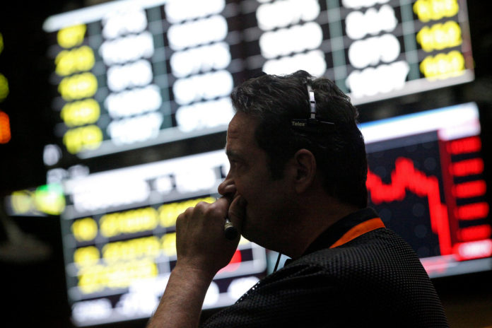 U.S. STOCKS FELL as Hurricane Sandy prevented equity markets from opening. / BLOOMBERG FILE PHOTO/TIM BOYLE