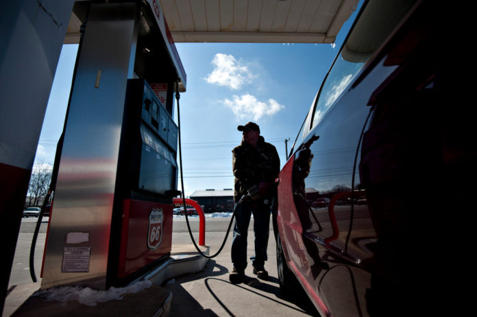 THE PRICE FOR A GALLON of self-serve unleaded regular dropped 1 cent in Rhode Island and 2 cents in Massachusetts this week, according to AAA Southern New England. / BLOOMBERG FILE PHOTO/DANIEL ACKER THE PRICE FOR A GALLON of self-serve unleaded regular dropped 1 cent in Rhode Island and 2 cents in Massachusetts this week, according to AAA Southern New England. / BLOOMBERG FILE PHOTO/DANIEL ACKER
