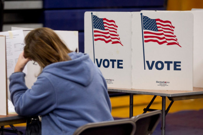 AS AMERICANS VOTE, U.S. stocks gained for a second day with commodities even as the dollar and Treasuries fell. / BLOOMBERG FILE PHOTO/ANDREW HARRER AS AMERICANS VOTE, U.S. stocks gained for a second day with commodities even as the dollar and Treasuries fell. / BLOOMBERG FILE PHOTO/ANDREW HARRER