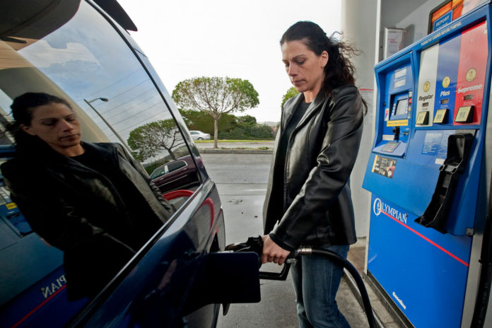 GAS PRICES FELL IN BOTH RHODE ISLAND and Massachusetts this week according to AAA Southern New England.  / BLOOMBERG FILE PHOTO/CHIP CHIPMAN