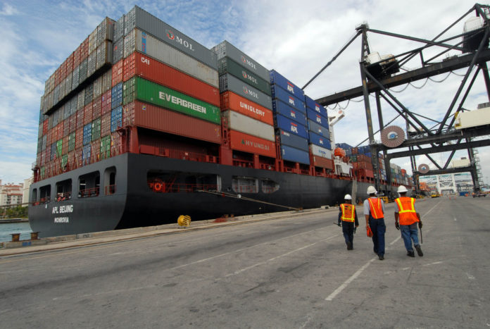 DOCKWORKERS REACHED a tentative agreement with their employers, averting a strike that would have shut down eastern U.S. seaports for the first time in 35 years.  / BLOOMBERG FILE PHOTO/RICHARD SHEINWALD