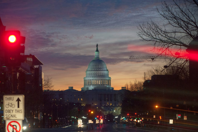 U.S. LAWMAKERS hurtle toward a midnight deadline to avert hundreds of billions of dollars in tax increases and spending cuts, struggling to extract the country from a fiscal trap they created.  / BLOOMBERG PHOTO/JAY MALLIN