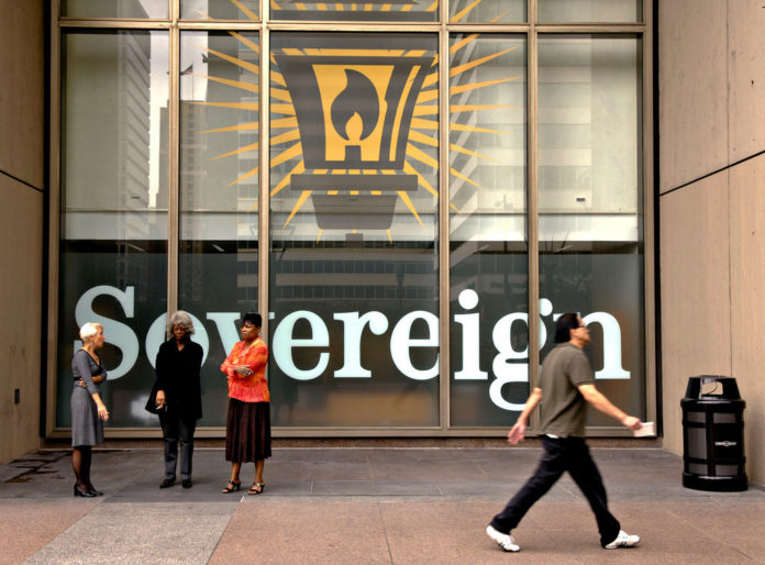 SOVEREIGN BANK saw its profits rise 38.3 percent year over year in 2012, despite a 76.4 percent quarter-to-quarter drop in fourth quarter profits.  / BLOOMBERG FILE PHOTO/MIKE MERGEN