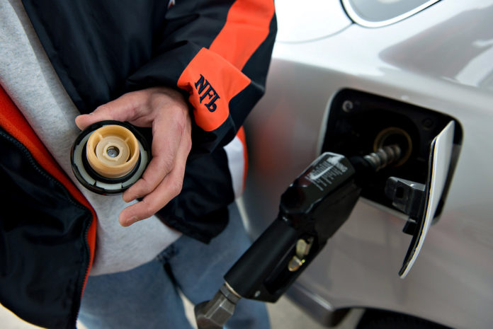 GAS PRICES FELL 1 cent in Rhode Island and 3 cents in Massachusetts this week, according to AAA Southern New England's weekly report of the region's pump prices.  / BLOOMBERG FILE PHOTO/DANIEL ACKER