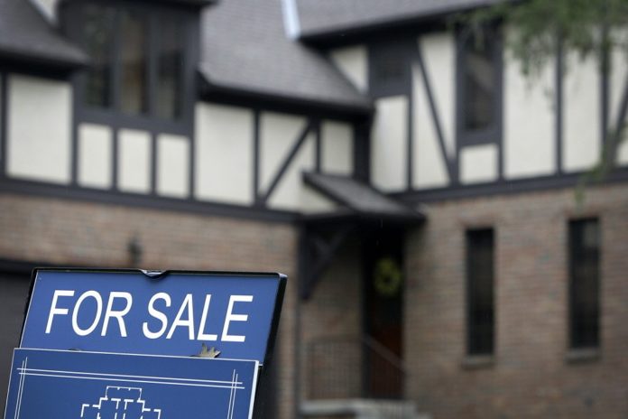 PENDING SALES OF EXISTING homes in the U.S. climbed 1.5 percent in March. / BLOOMBERG FILE PHOTO/JAY LAPRETE