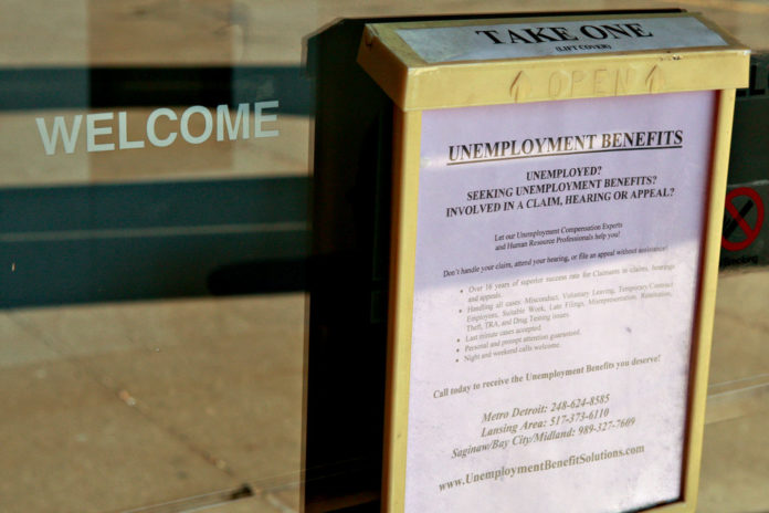 THE NUMBER OF AMERICANS filing applications for unemployment benefits fell by 11,000 last week to 346,000. / BLOOMBERG FILE PHOTO/JEFF KOWALSKY THE NUMBER OF AMERICANS filing applications for unemployment benefits fell by 11,000 last week to 346,000. / BLOOMBERG FILE PHOTO/JEFF KOWALSKY