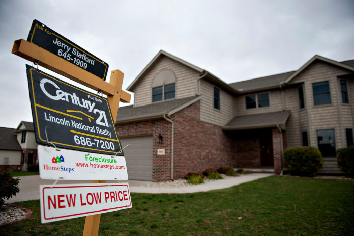 FORECLOSURE STARTS AND COMPLETIONS fell in April in both Bristol County, Mass., and throughout Massachusetts as a whole, The Warren Group said Wednesday. / BLOOMBERG FILE PHOTO/DANIEL ACKER FORECLOSURE STARTS AND COMPLETIONS fell in April in both Bristol County, Mass., and throughout Massachusetts as a whole, The Warren Group said Wednesday. / BLOOMBERG FILE PHOTO/DANIEL ACKER