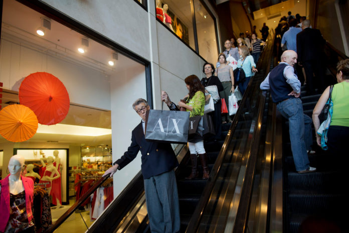 CONSUMER COMFORT FELL last week to the lowest level seen in two months. / BLOOMBERG FILE PHOTO/VICTOR J. BLUE