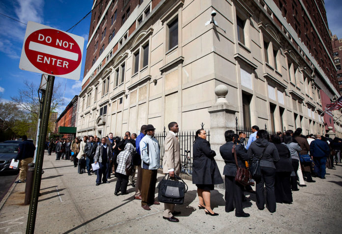 JOBLESS CLAIMS in the week ended Nov. 16 dropped by 21,000 to 323,000, the lowest level in almost two months. Economists surveyed by Bloomberg had predicted a drop to 335,000. / BLOOMBERG FILE PHOTO/MICHAEL NAGLE