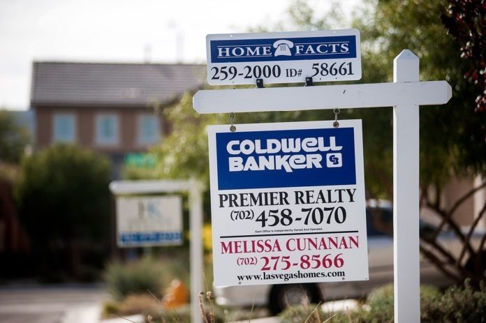 SALES OF EXISTING HOMES fell 3.2 percent in October, according to the National Association of Realtors, indicating that limited inventory and higher mortgage rates have hindered teh housing-market recovery. / BLOOMBERG FILE PHOTO/JACOB KEPLER