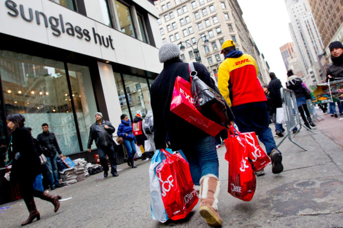 RETAILERS SAW A 2.3 percent gain in sales during Thanksgiving holiday, with sales at stores rising to $12.3 billion, according to Chicago-based researcher ShopperTrak. However, the National Retail Federation reported Sunday that the average shopper's spending during Black Friday weekend fell 3.9 percent to $407.02 from $423.55 last year. / BLOOMBERG FILE PHOTO/JIN LEE