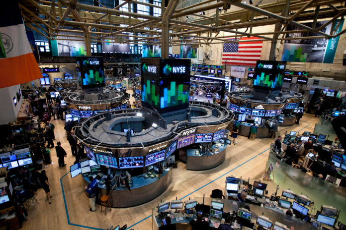 EARLY TRADING on the New York Stock Exchange sent U.S. stock prices higher, based on IMF upgrades in global growth estimates and earnings reports from major U.S. companies. / BLOOMBERG NEWS FILE PHOTO/JIN LEE