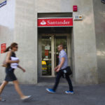 REGULATORS HAVE FINED Banco Santander SA $23 million over an alleged violation of rules governing relations with clients and the information the bank had on customers. / BLOOMBERG FILE PHOTO/ANGEL NAVARRETE