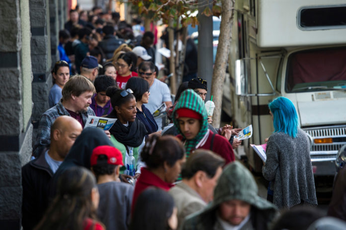 SHOPPERS WAIT in line outside a Best Buy Co. store ahead of Black Friday in San Francisco on Nov. 27. An estimated 140 million U.S. shoppers will hit stores and the Web this weekend in search of post-Thanksgiving discounts, kicking off what retailers predict will be the best holiday season in three years. / BLOOMBERG/DAVID PAUL MORRIS