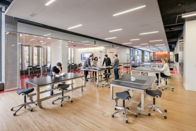 A LIGHT ATMOSPHERE: The Sidney E. Frank Digital Studio includes custom work tables for students to work alone, or in groups on projects. The glass wall separates the open area from the spaces for conferences, meetings and production of design documents. The new Ecophon ceiling absorbs noise and provides light. / COURTESY JOHN HORNER