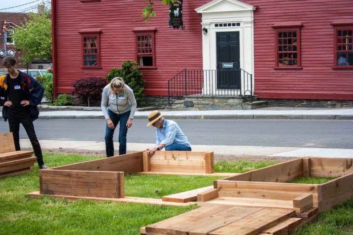 Aquidneck Community Table members prepare for a garden at the Friends Meeting House in Newport. / COURTESY AQUIDNECK COMMUNITY TABLE