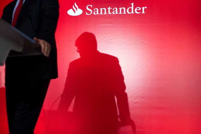 BANCO SANTANDER SA lowered its profitability target for 2018 as growth expectations worsened in the U.K. and other countries where the Spanish bank does business. / BLOOMBERG NEWS