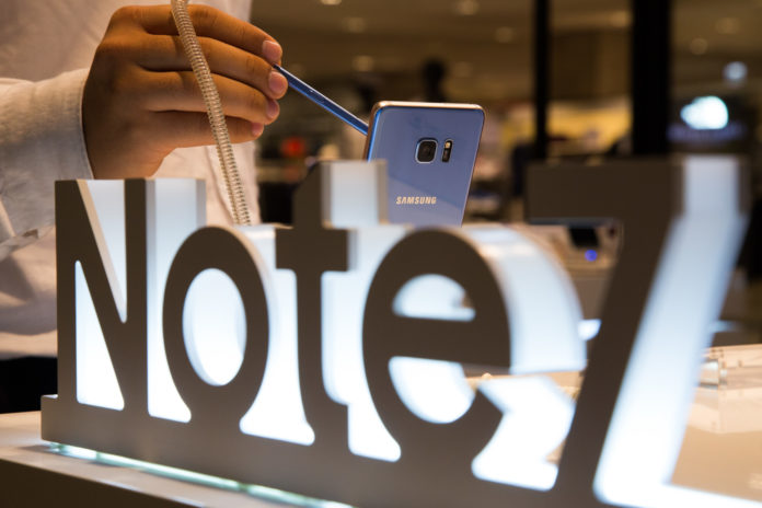 SAMSUNG Electronics Co. is letting travelers exchange their Note 7 smartphones at special booths set up at America’s busiest airports. / BLOOMBERG NEWS PHOTO/SEONGJOON CHO