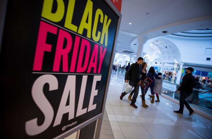 SHOPPERS take advantage of Black Friday bargains. / BLOOMBERG NEWS PHOTO