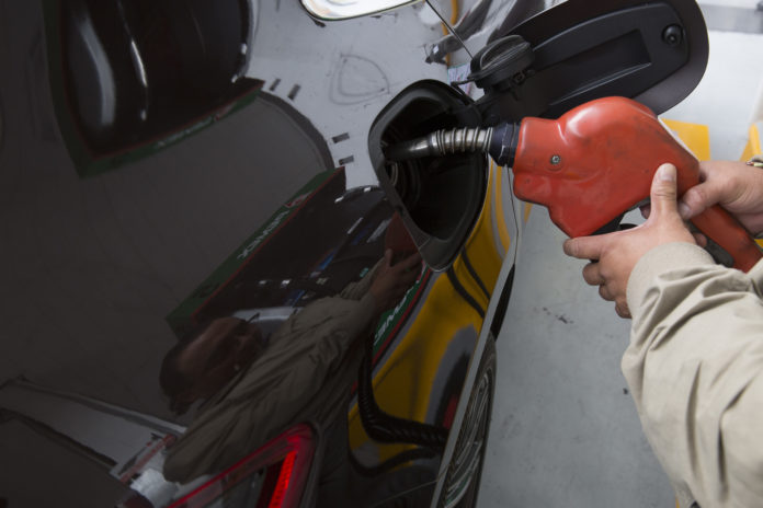 GASOLINE PRICES did not change over the past week in Rhode Island, but climbed 5 cents in Massachusetts, AAA Northeast said Monday. / BLOOMBERG NEWS PHOTO/SUSANA GONZALEZ
