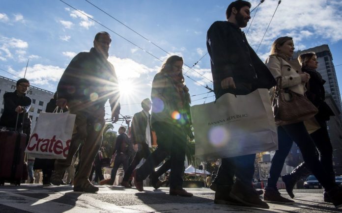 U.S. consumer purchases climbed in December by the most in three months as incomes picked up. / BLLOMBERG NEWS PHOTO