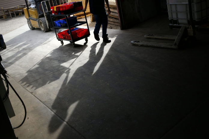 APPLICATIONS FOR unemployment benefits in the U.S. unexpectedly declined last week to an almost three-month low, echoing a vibrant job market. / BLOOMBERG NEWS PHOTO