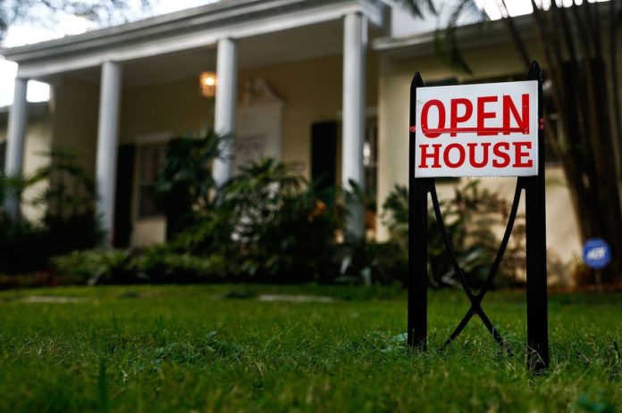 SINGLE-FAMILY home sales climbed 5.5 percent over the year in January in Massachusetts, to 3,621 from 3,433 in January 2016, The Warren Group said Tuesday.  / BLOOMBERG NEWS PHOTO