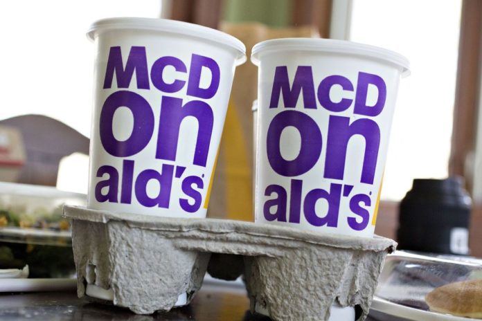 MCDONALD'S CORP., reeling from an industrywide restaurant slump and slowing growth from its all-day breakfast push, is looking to beverages to help perk up the business. / BLOOMBERG NEWS PHOTO