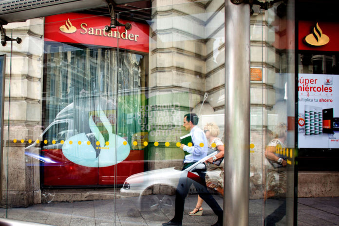 A BANCO Santander SA unit will pay almost $25 million to two U.S. states to resolve a joint investigation into predatory subprime auto loans that resulted in buyers owing thousands of dollars more than their cars were worth - the first such accord in the country. / BLOOMBERG NEWS PHOTO/ANGEL NAVARRETE